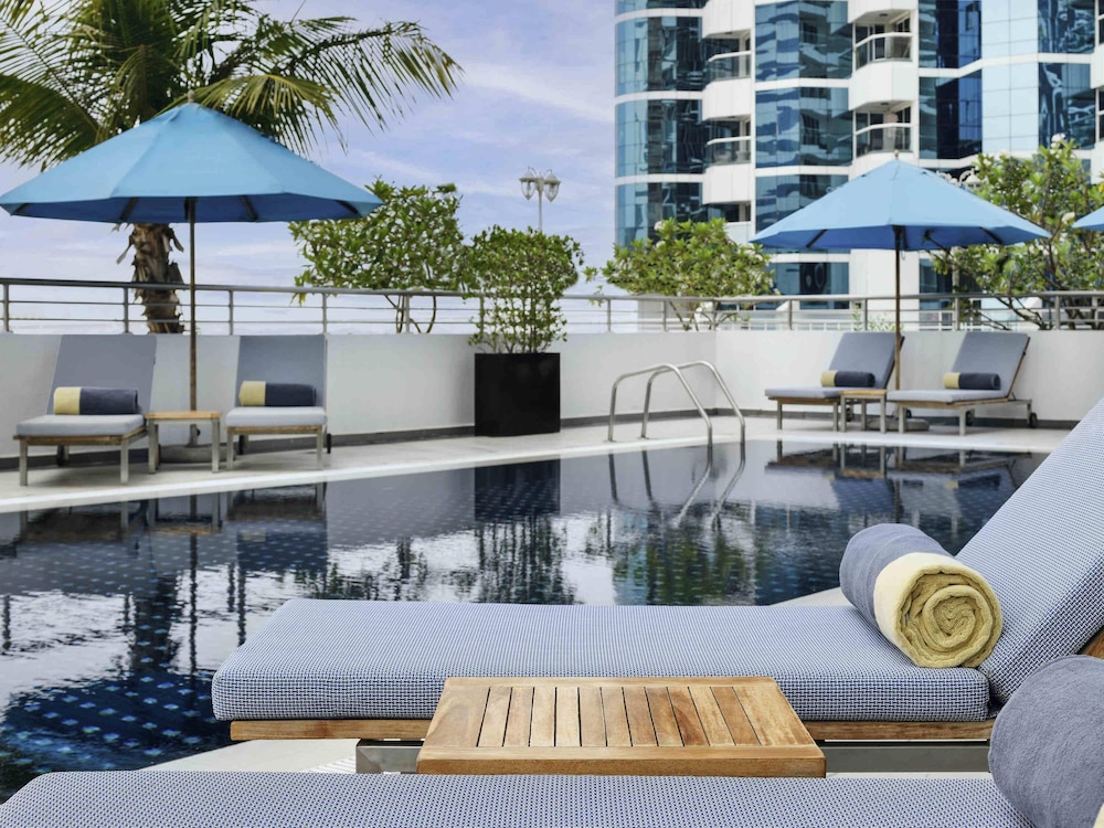 Mövenpick Hotel Jumeirah Lakes Towers — Swimming pool in Dubai