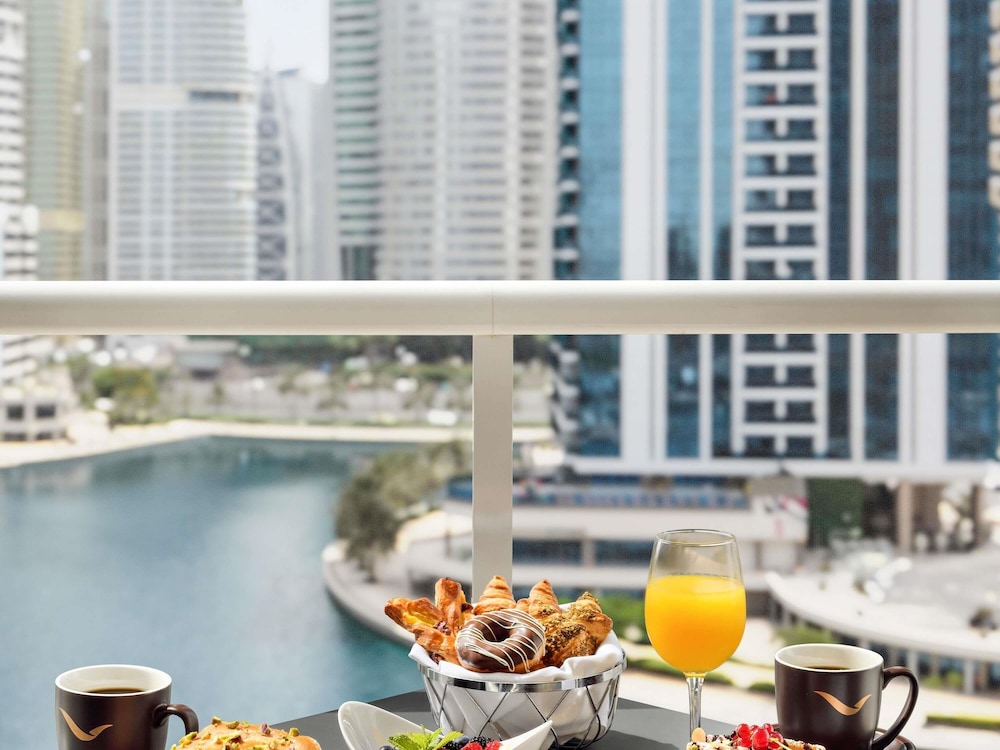 Mövenpick Hotel Jumeirah Lakes Towers — Restaurant & bars in Dubai