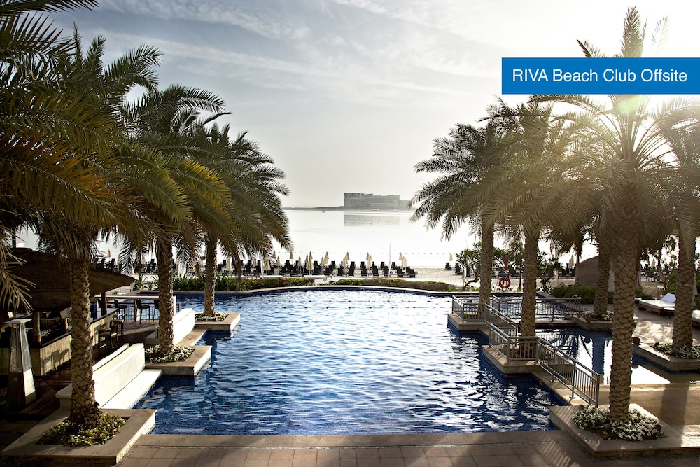 Mövenpick Hotel Jumeirah Lakes Towers — Swimming pool in Dubai