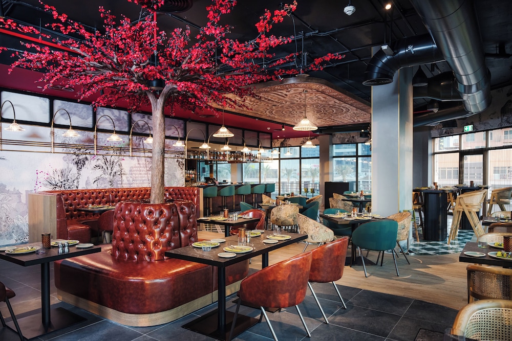 Mövenpick Hotel Jumeirah Lakes Towers — Restaurant & bars in Dubai