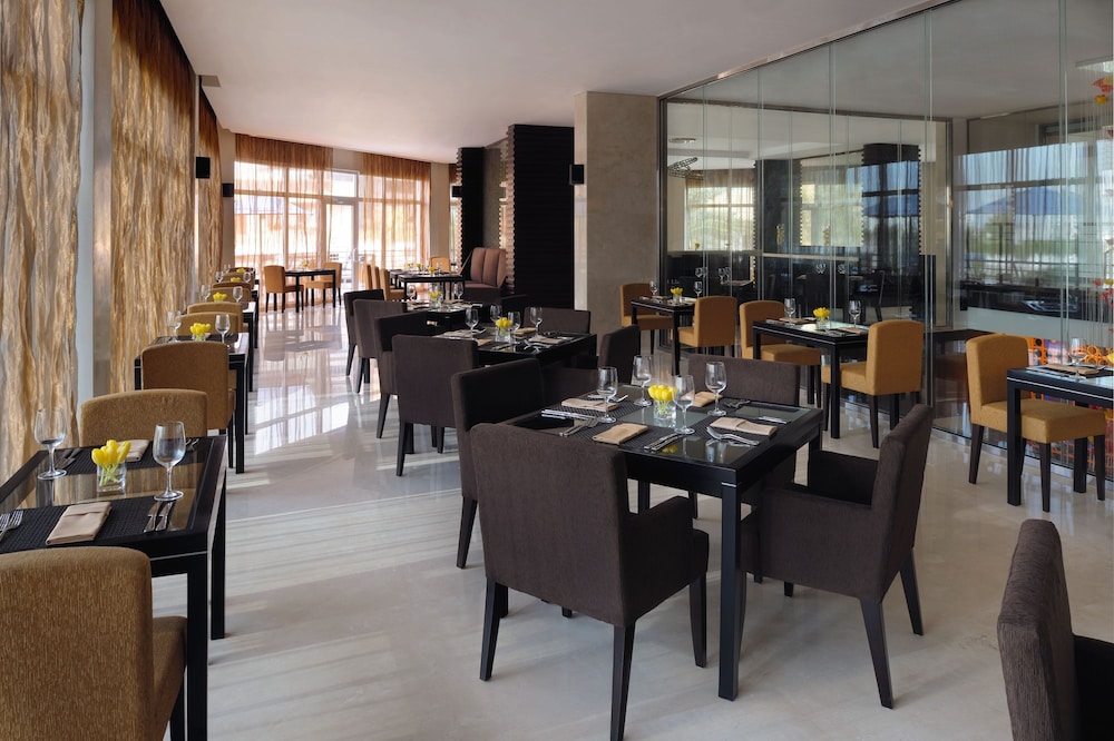 Mövenpick Hotel Jumeirah Lakes Towers — Restaurant & bars in Dubai
