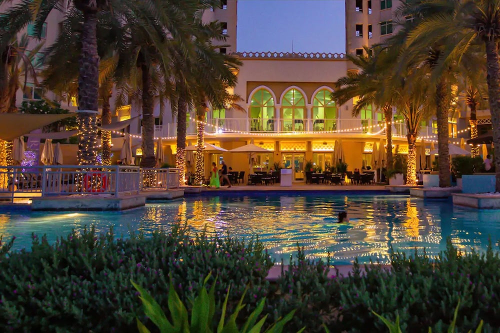 Mövenpick Hotel Jumeirah Lakes Towers — Swimming pool in Dubai