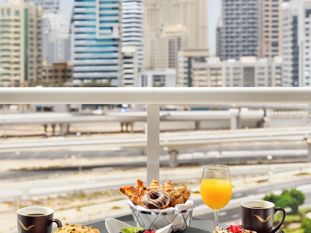Mövenpick Hotel Jumeirah Lakes Towers — Restaurant & bars in Dubai