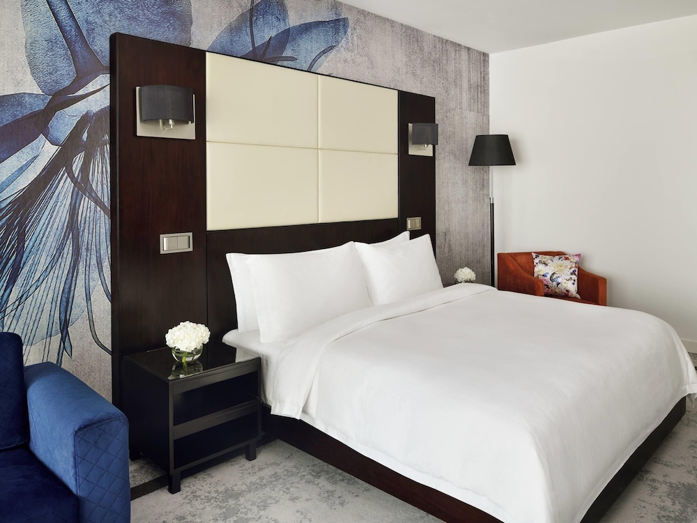 Mövenpick Hotel Jumeirah Lakes Towers — Hotel rooms in Dubai
