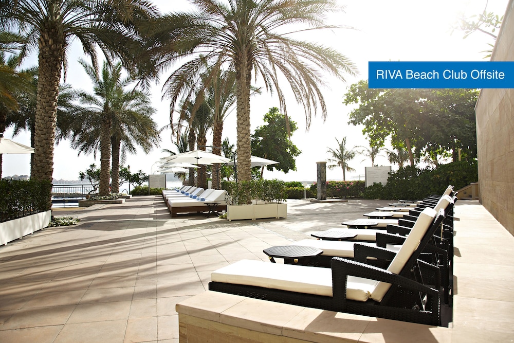 Mövenpick Hotel Jumeirah Lakes Towers — Beach in Dubai