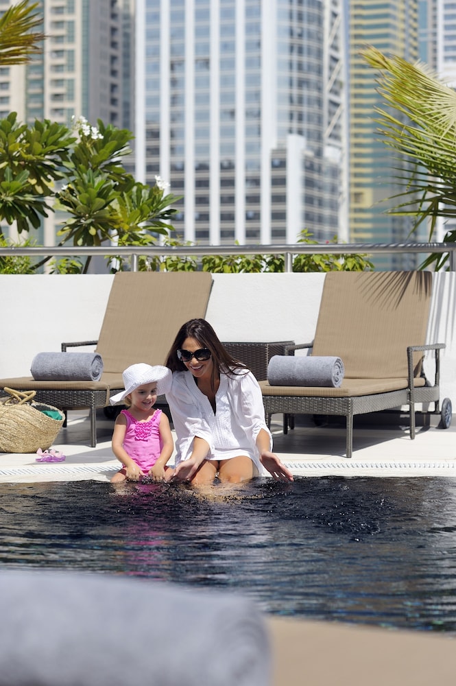Mövenpick Hotel Jumeirah Lakes Towers — Swimming pool in Dubai