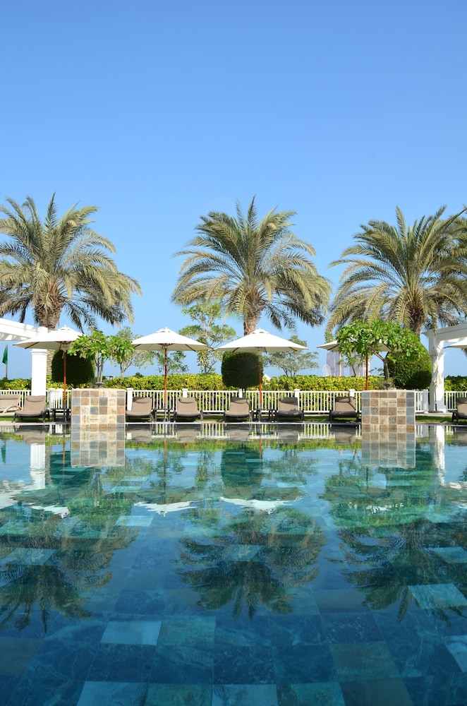 The St. Regis Abu Dhabi — Swimming pool in Abu Dhabi