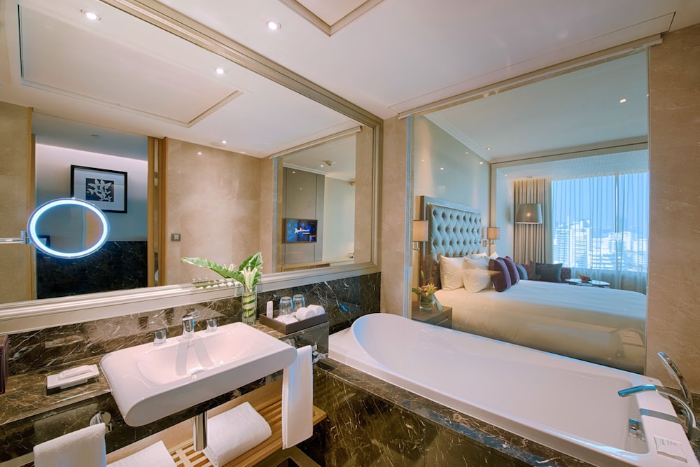 Radisson Blu Plaza Bangkok — Hotel rooms in Bangkok, Bangkok