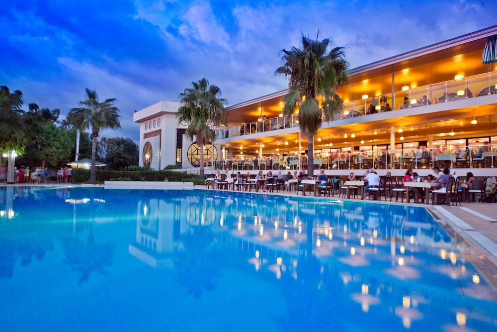 M.C Beach Park Resort Hotel - All Inclusive — Swimming pool in Alanya