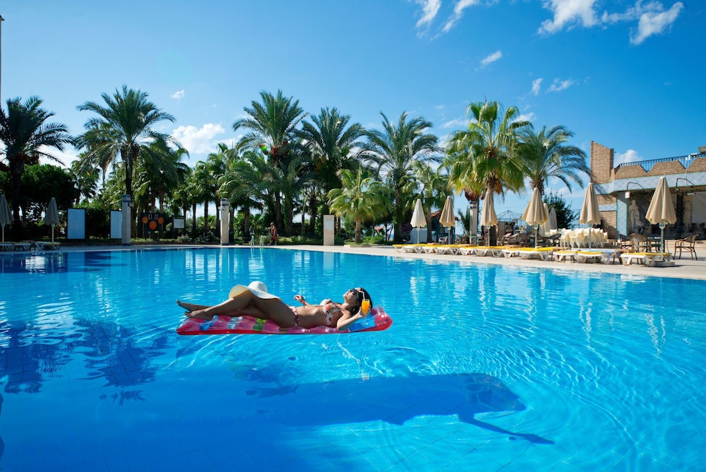 M.C Beach Park Resort Hotel - All Inclusive — Swimming pool in Alanya