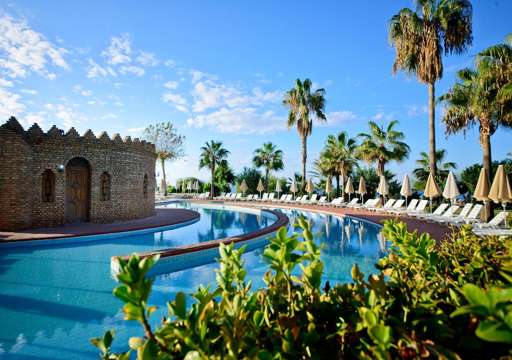 M.C Beach Park Resort Hotel - All Inclusive — Swimming pool in Alanya