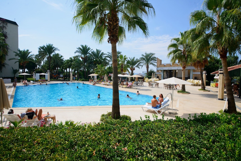 M.C Beach Park Resort Hotel - All Inclusive — Swimming pool in Alanya