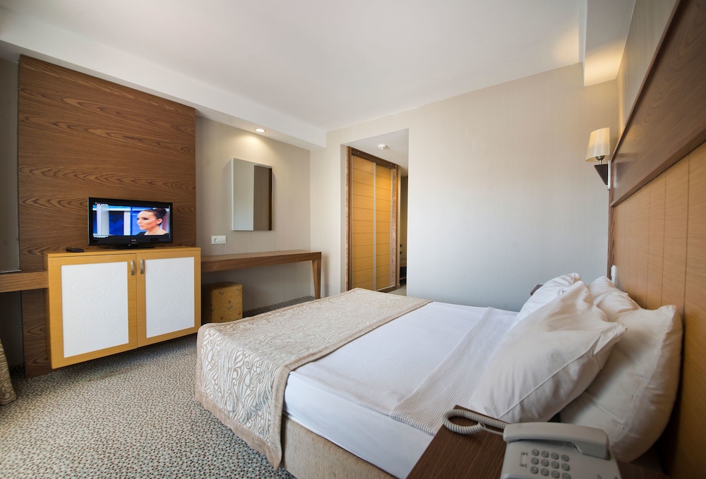 M.C Beach Park Resort Hotel - All Inclusive — Hotel rooms in Alanya