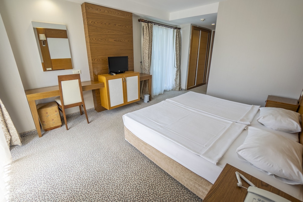 M.C Beach Park Resort Hotel - All Inclusive — Hotel rooms in Alanya