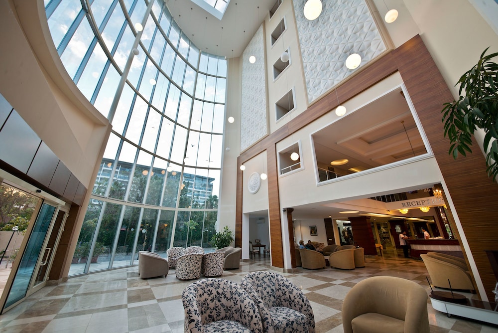 M.C Beach Park Resort Hotel - All Inclusive — Hotel building in Alanya