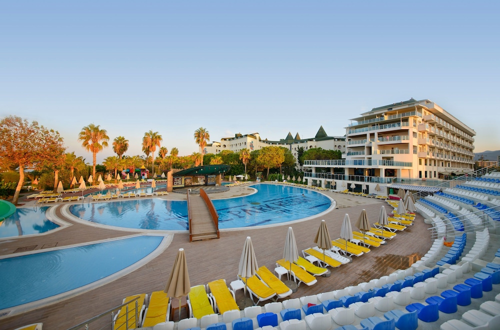 M.C Beach Park Resort Hotel - All Inclusive — Swimming pool in Alanya