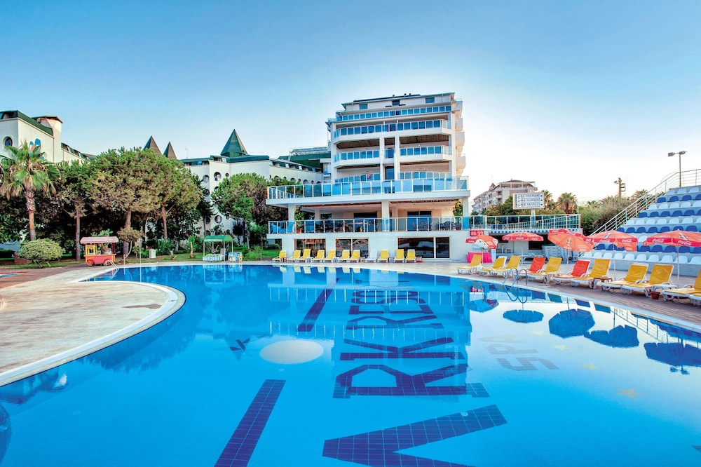 M.C Beach Park Resort Hotel - All Inclusive — Swimming pool in Alanya