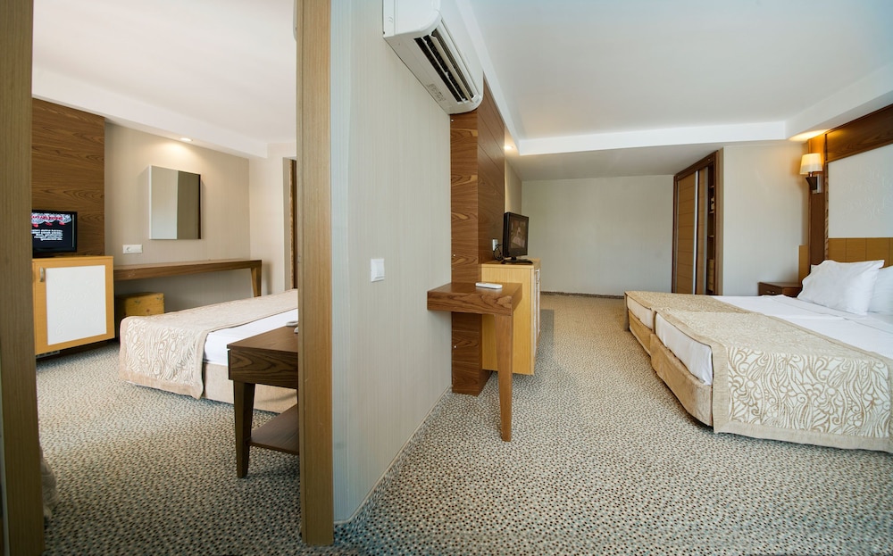 M.C Beach Park Resort Hotel - All Inclusive — Hotel rooms in Alanya