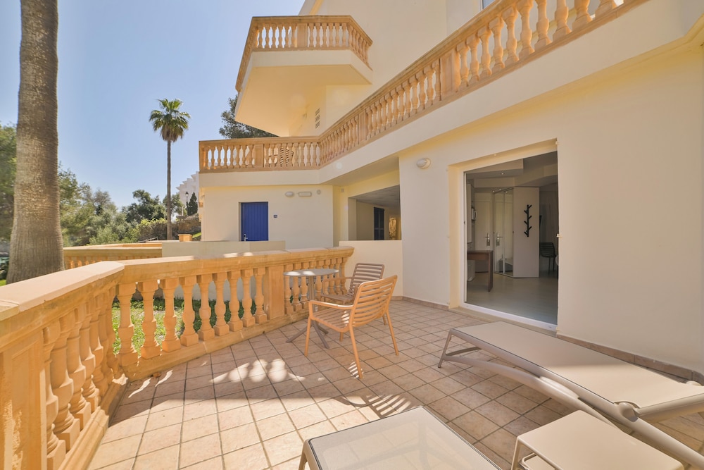 Apartamentos Azul Playa — Hotel building in Cala d´Or, Balearic Islands