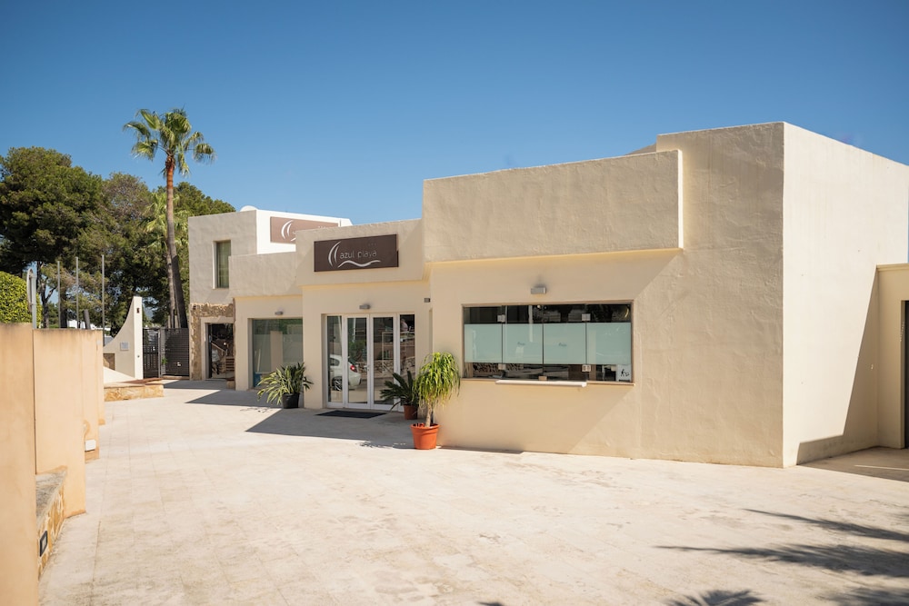 Apartamentos Azul Playa — Hotel building in Cala d´Or, Balearic Islands