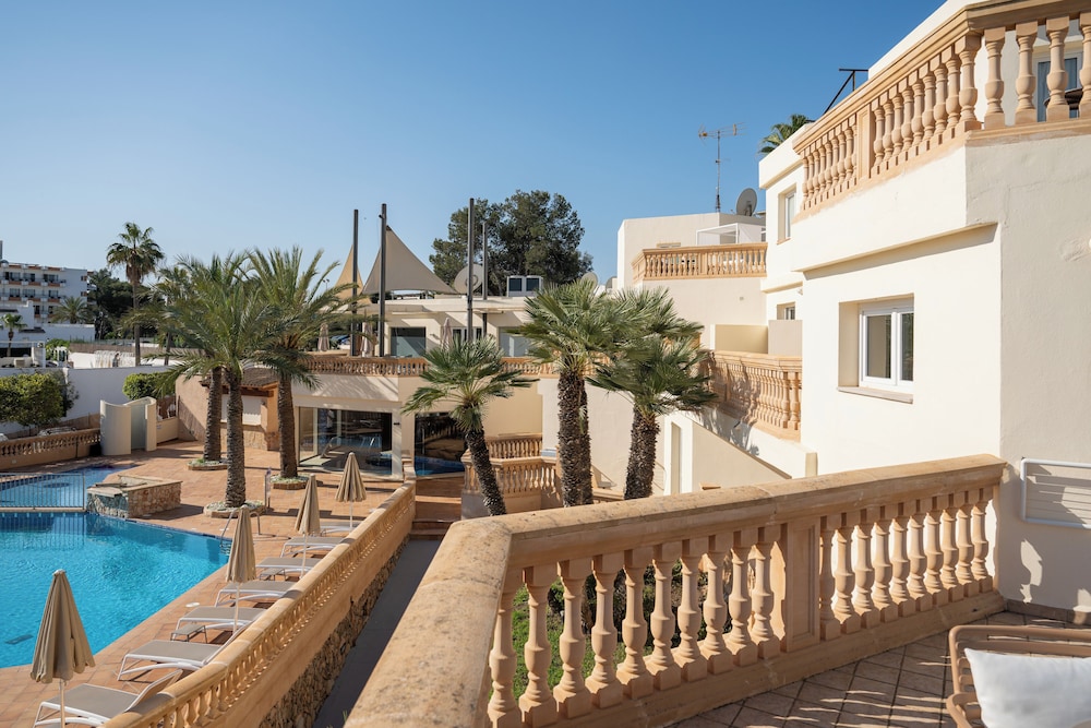 Apartamentos Azul Playa — Hotel building in Cala d´Or, Balearic Islands