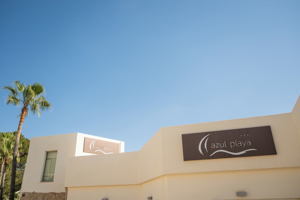 Apartamentos Azul Playa — Hotel building in Cala d´Or, Balearic Islands