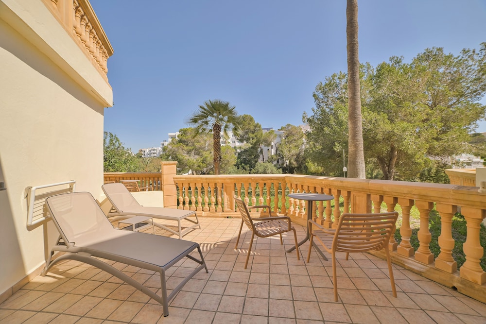 Apartamentos Azul Playa — Hotel building in Cala d´Or, Balearic Islands