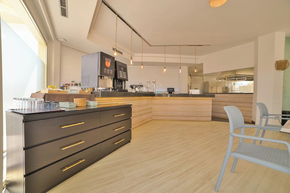 Apartamentos Azul Playa — Restaurant & bars in Cala d´Or, Balearic Islands