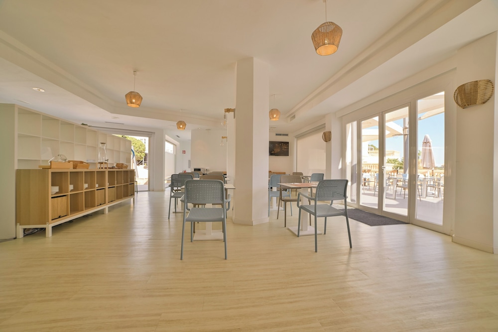 Apartamentos Azul Playa — Restaurant & bars in Cala d´Or, Balearic Islands