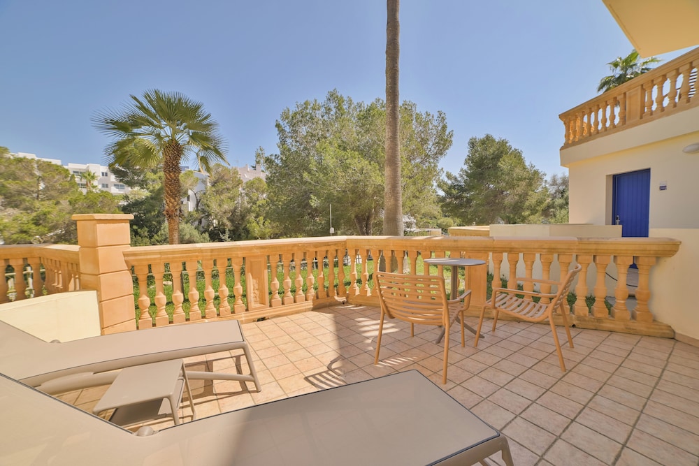 Apartamentos Azul Playa — Hotel building in Cala d´Or, Balearic Islands