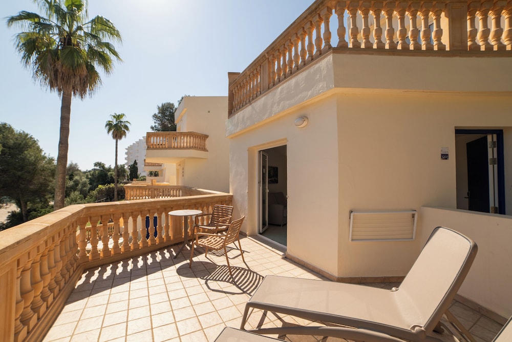 Apartamentos Azul Playa — Hotel building in Cala d´Or, Balearic Islands