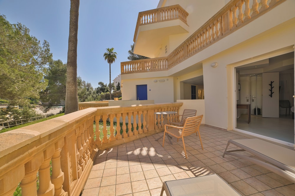 Apartamentos Azul Playa — Hotel building in Cala d´Or, Balearic Islands