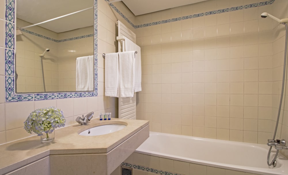 Quinta de Santo António da Serra — Hotel rooms in Santa Cruz, Madeira