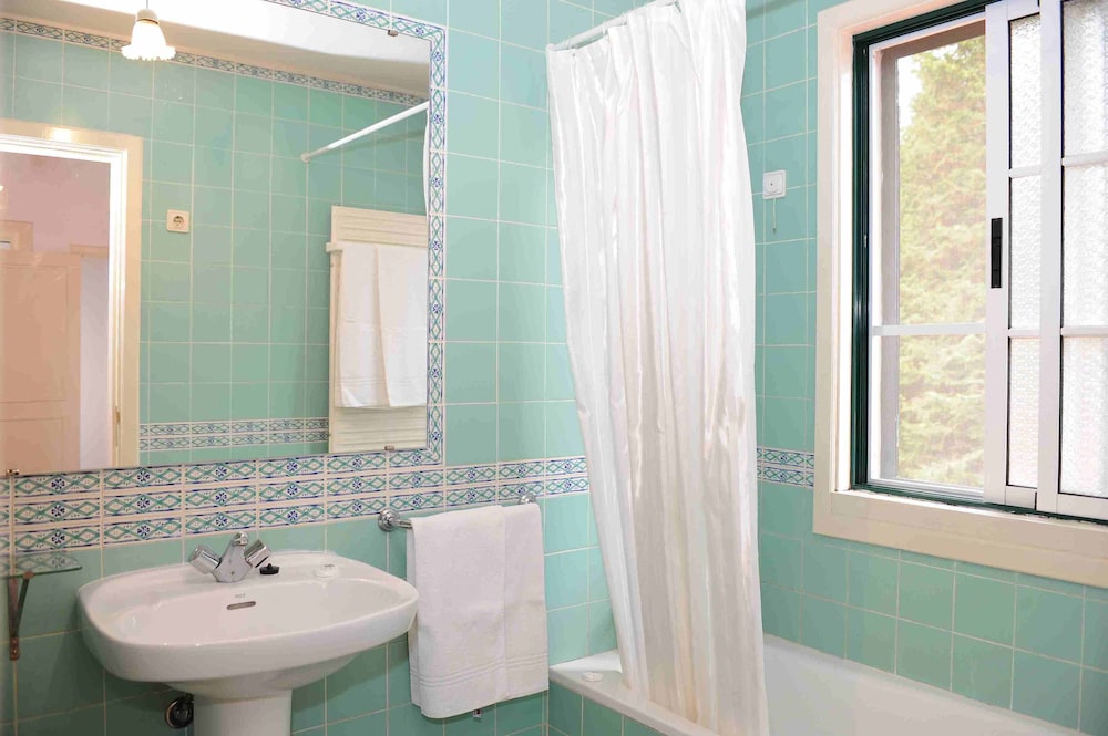 Quinta de Santo António da Serra — Hotel rooms in Santa Cruz, Madeira
