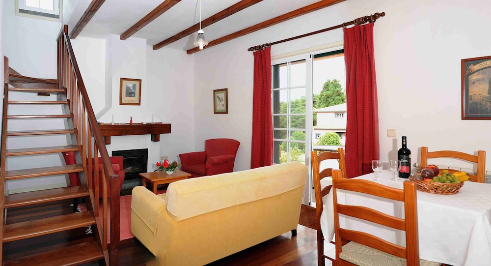 Quinta de Santo António da Serra — Hotel rooms in Santa Cruz, Madeira
