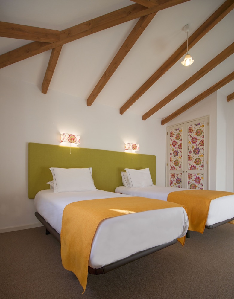 Quinta de Santo António da Serra — Hotel rooms in Santa Cruz, Madeira