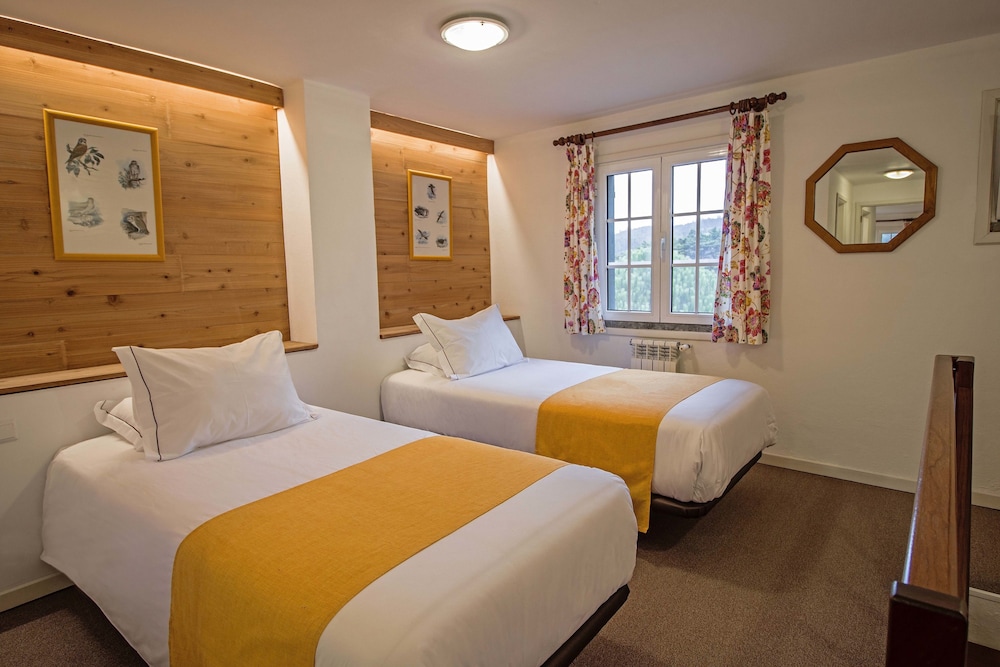 Quinta de Santo António da Serra — Hotel rooms in Santa Cruz, Madeira