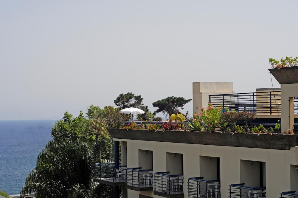 Terrace Mar — Hotel building in Funchal, Madeira