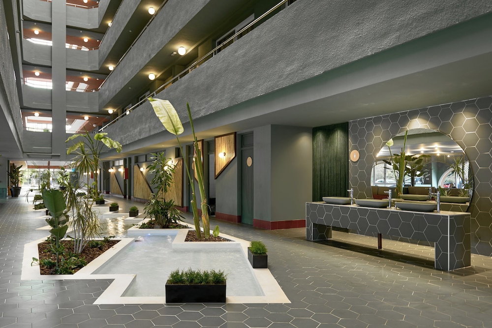 tent Mojito Suites — Hotel building in Magaluf, Balearic Islands