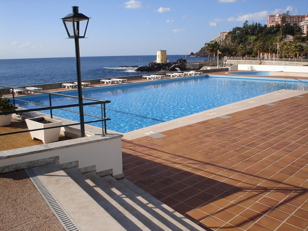 Hotel Quinta da Penha de França — Swimming pool in Funchal, Madeira