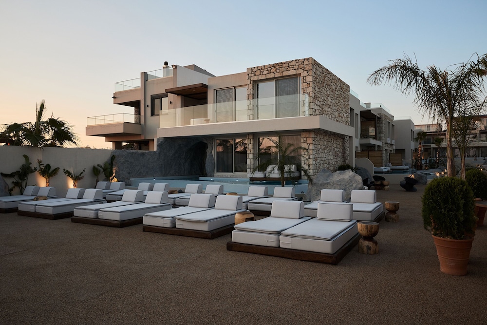 Uzenie All Suites Boutique Resort - Adults Only — Hotel building in Rethymnon