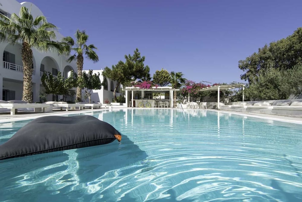 Hotel 28 — Swimming pool in Kamari, South Aegean