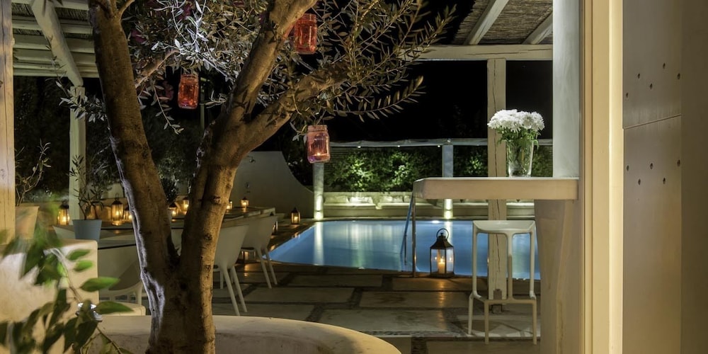 Hotel 28 — Swimming pool in Kamari, South Aegean