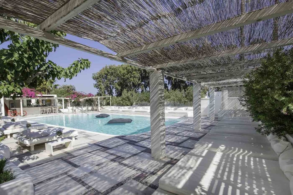 Hotel 28 — Swimming pool in Kamari, South Aegean