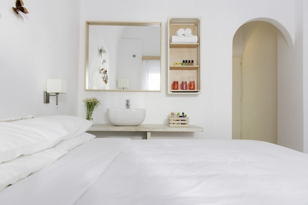 Hotel 28 — Hotel rooms in Kamari, South Aegean