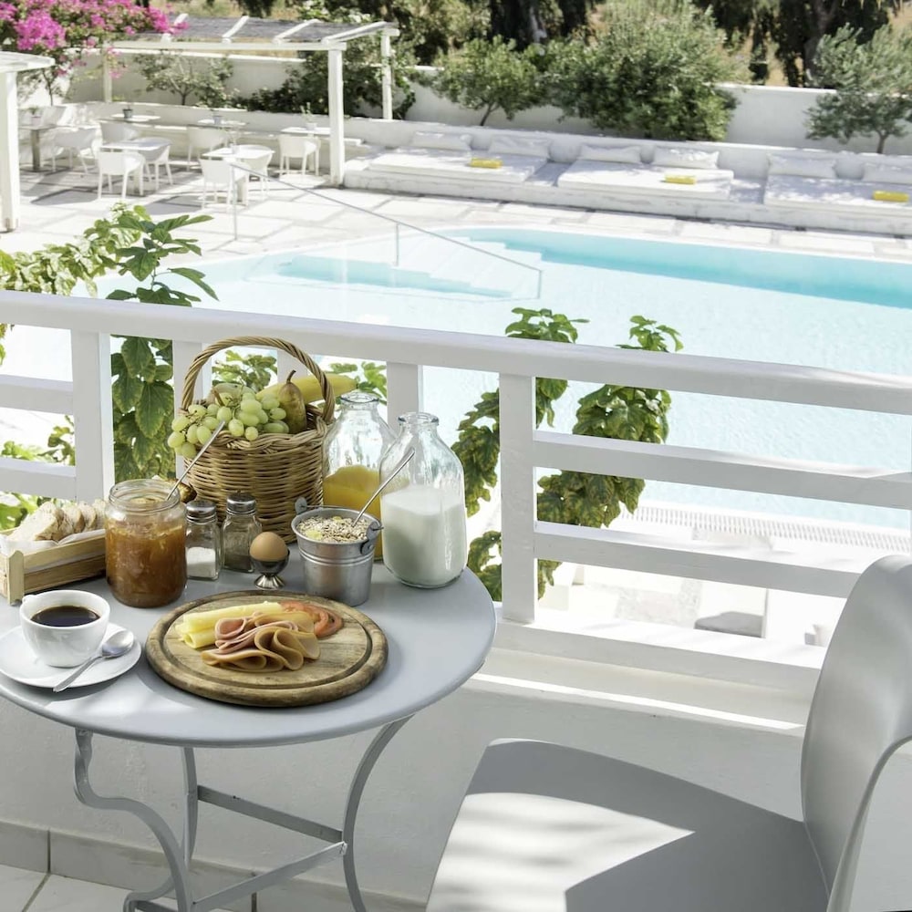 Hotel 28 — Swimming pool in Kamari, South Aegean