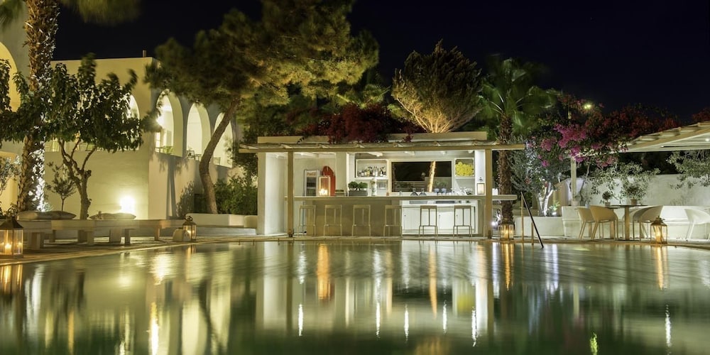Hotel 28 — Restaurant & bars in Kamari, South Aegean