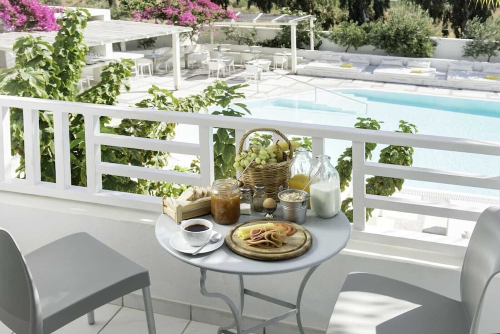 Hotel 28 — Swimming pool in Kamari, South Aegean