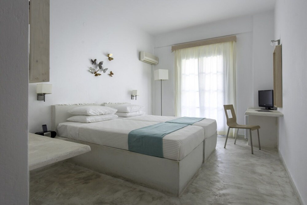 Hotel 28 — Hotel rooms in Kamari, South Aegean