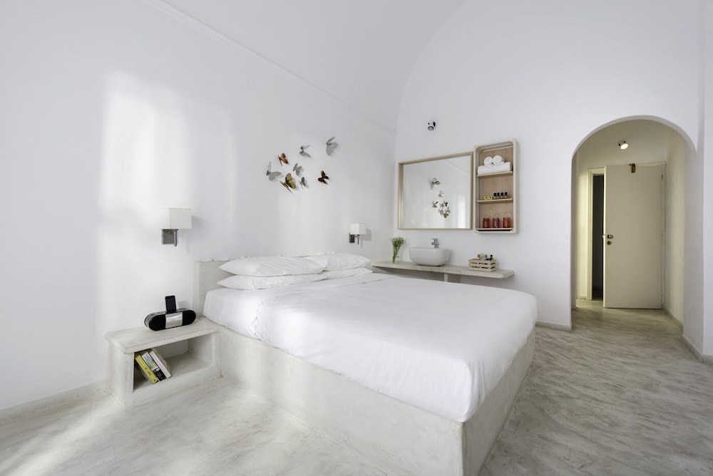 Hotel 28 — Hotel rooms in Kamari, South Aegean